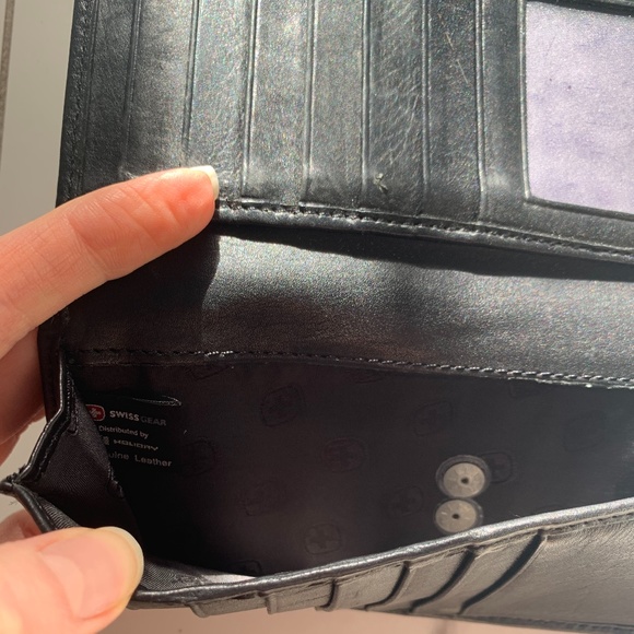 SwissGear | Wallet - Free with Purchase - Picture 4 of 6